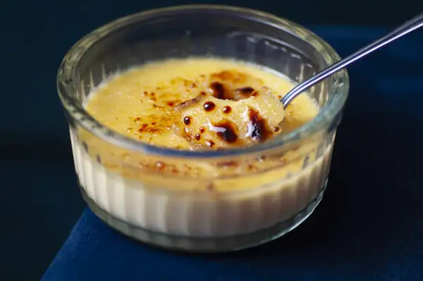 Kremowe creme brulee z chrupiącą, skarmelizowaną skorupką, nabierane łyżeczką.