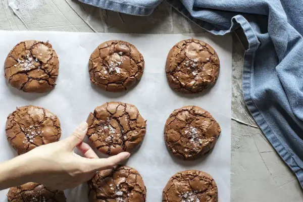 Chrupiące, czekoladowe ciastka brownie posypane solą morską, gotowe do schrupania.