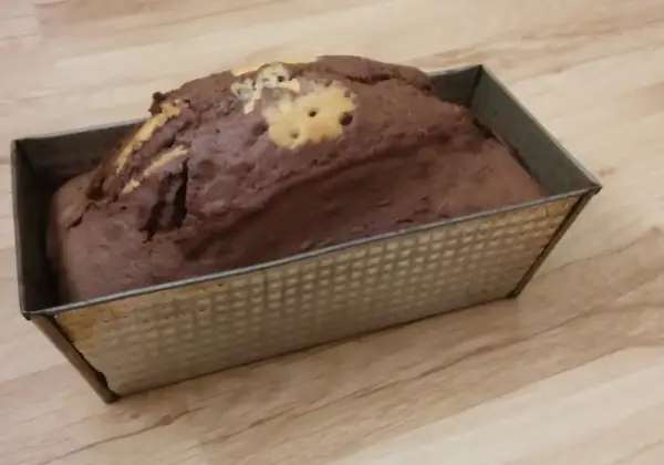 Wilgotna babka na oleju z kakao, z marmurkowym wzorem, w metalowej formie.