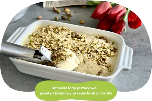 Kremowe lody pistacjowe w białej misce, posypane orzechami. Obok czerwone tulipany.